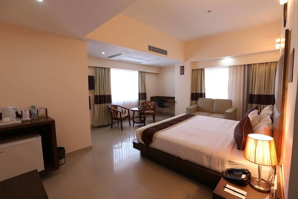 The Contour Hotel Guwahati Exterior foto